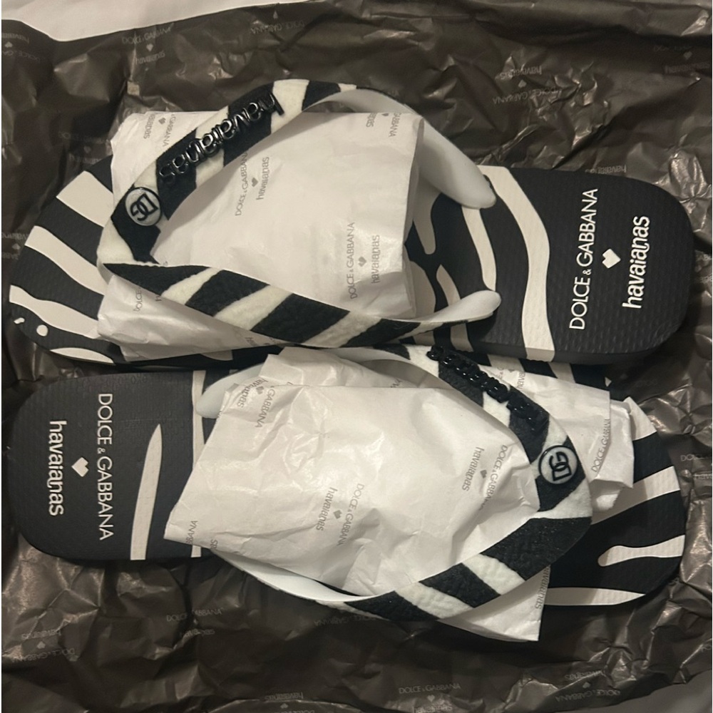 New Dolce & Gabbana x Haviannas Black and White Flip Flops